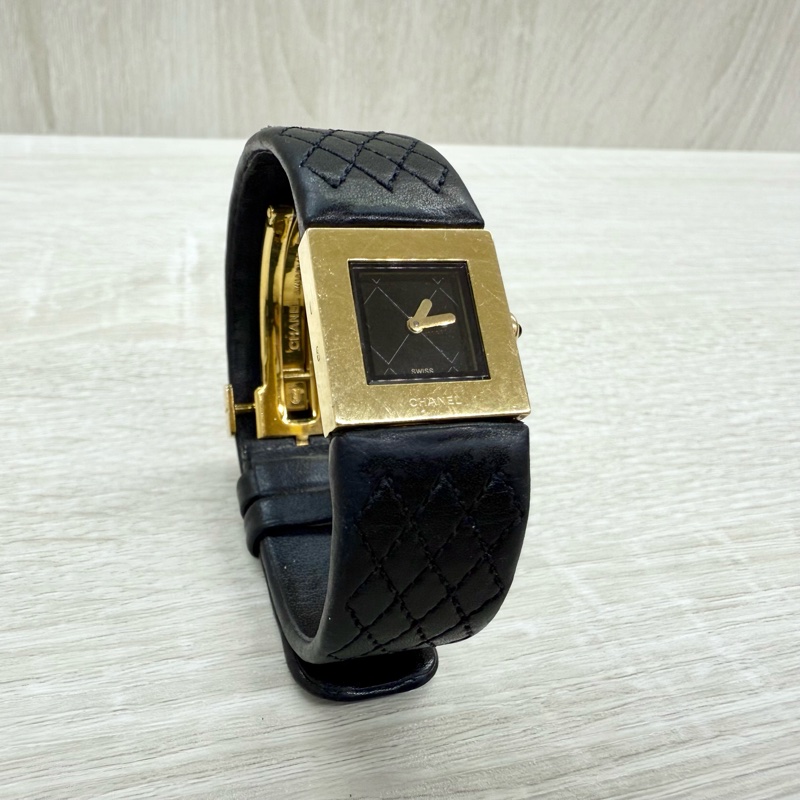 CHANEL黑色菱格衍縫皮革18K金方形石英錶H0109-1