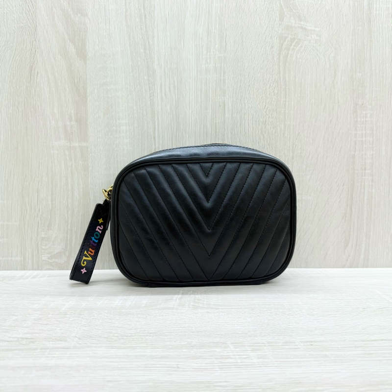 LV黑金牛皮縫線彩色皮標new wave拉鍊相機包M53682-1