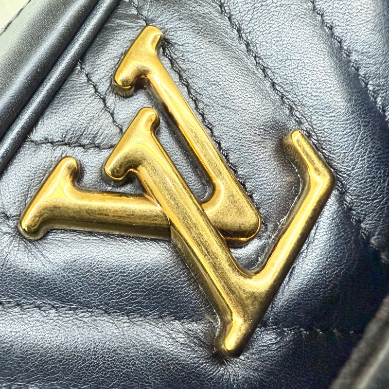 LV黑金牛皮縫線彩色皮標new wave拉鍊相機包M53682-10