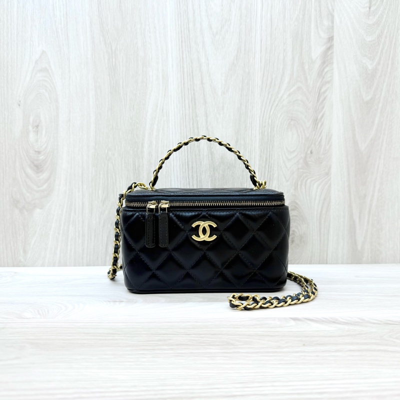 CHANEL黑金滑面牛皮23P字母手柄長盒子AP3243-0