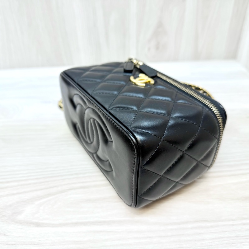 CHANEL黑金滑面牛皮23P字母手柄長盒子AP3243-7