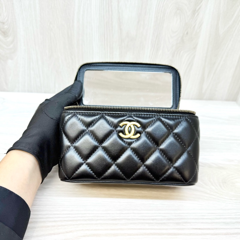 CHANEL黑金滑面牛皮23P字母手柄長盒子AP3243-9