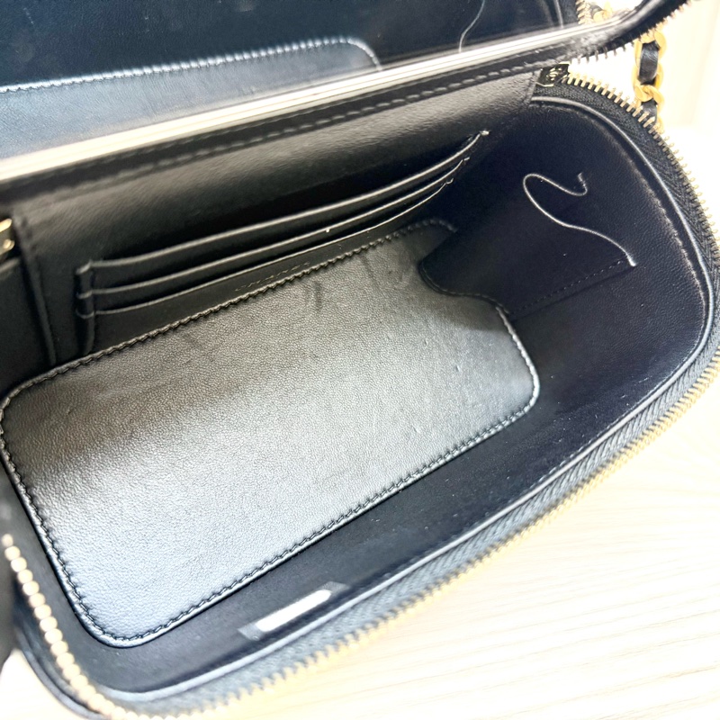 CHANEL黑金滑面牛皮23P字母手柄長盒子AP3243-10