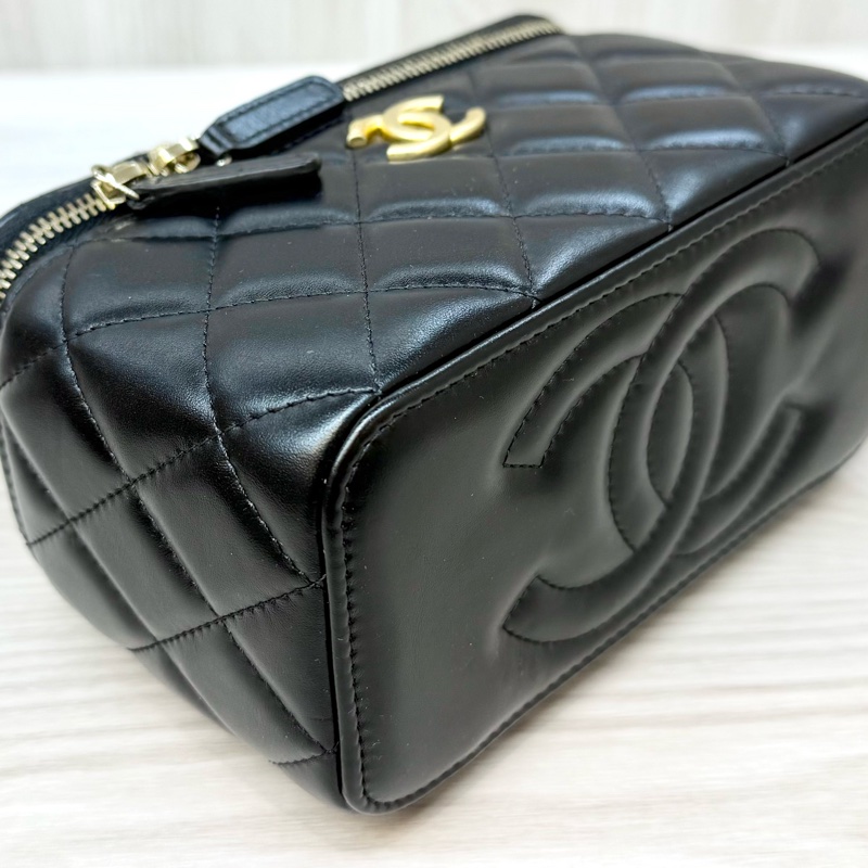 CHANEL黑金滑面牛皮23P字母手柄長盒子AP3243-15