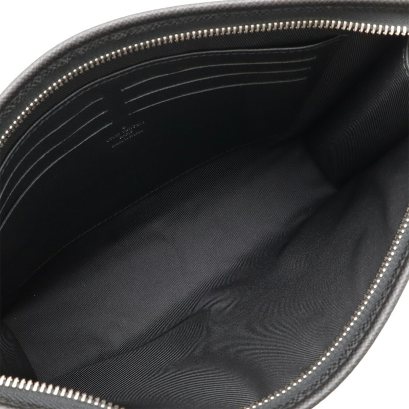 路易威登 Taiga Pochette Voyage MM 第二款手拿包/小手包，小牛皮材質，黑色，M30547-7