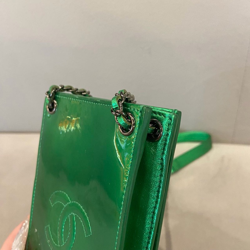 99新閒置品 Chanel綠色漆皮鏈條手機包-2