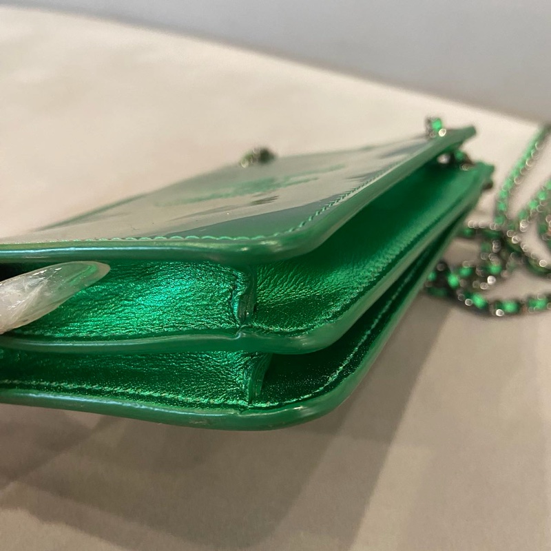99新閒置品 Chanel綠色漆皮鏈條手機包-4