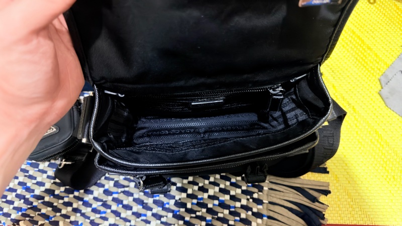 Prada Re-Nylon 及 Saffiano 皮革肩背袋 (小款）-3