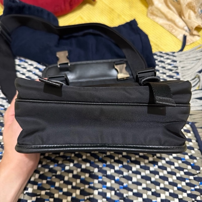 Prada Re-Nylon 及 Saffiano 皮革肩背袋 (小款）-8