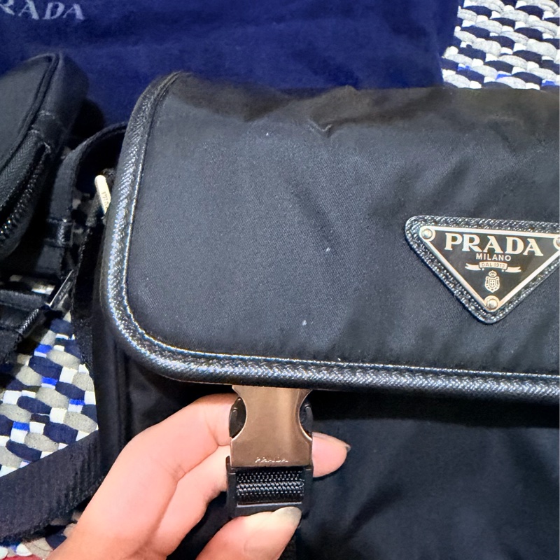 Prada Re-Nylon 及 Saffiano 皮革肩背袋 (小款）-11