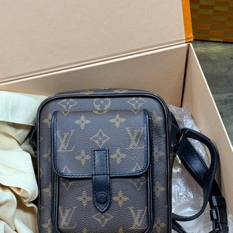 LV 男用老花小包（附盒子跟紙袋、防塵袋等）