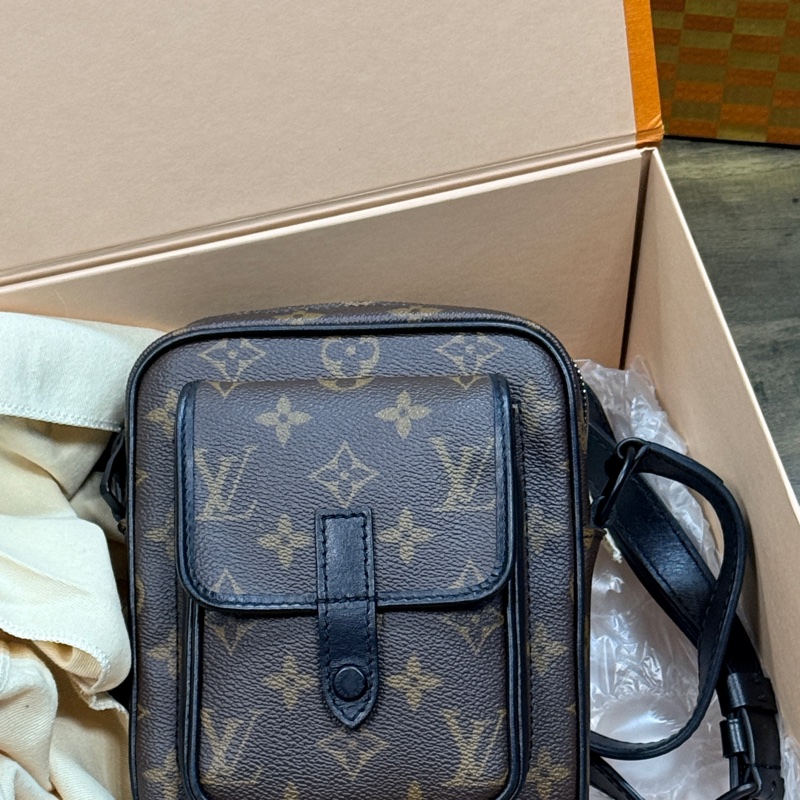 LV 男用老花小包（附盒子跟紙袋、防塵袋等）-0