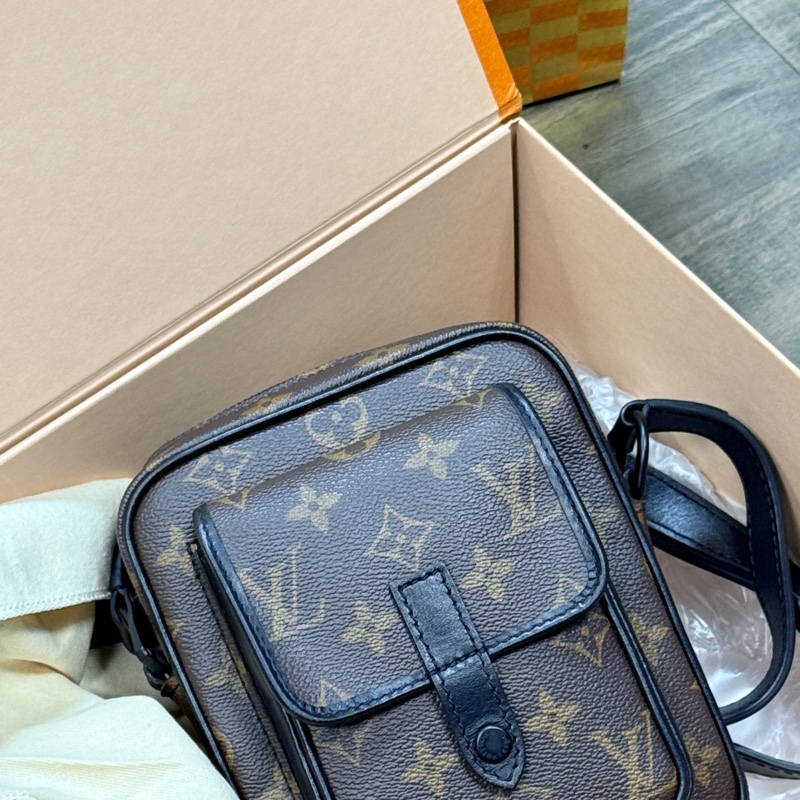 LV 男用老花小包（附盒子跟紙袋、防塵袋等）-1