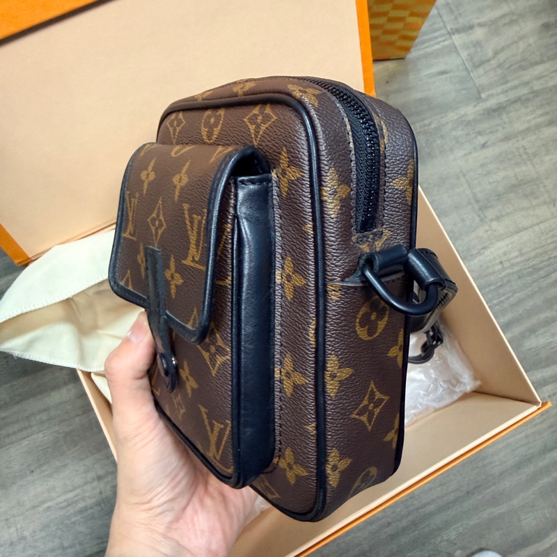 LV 男用老花小包（附盒子跟紙袋、防塵袋等）-3