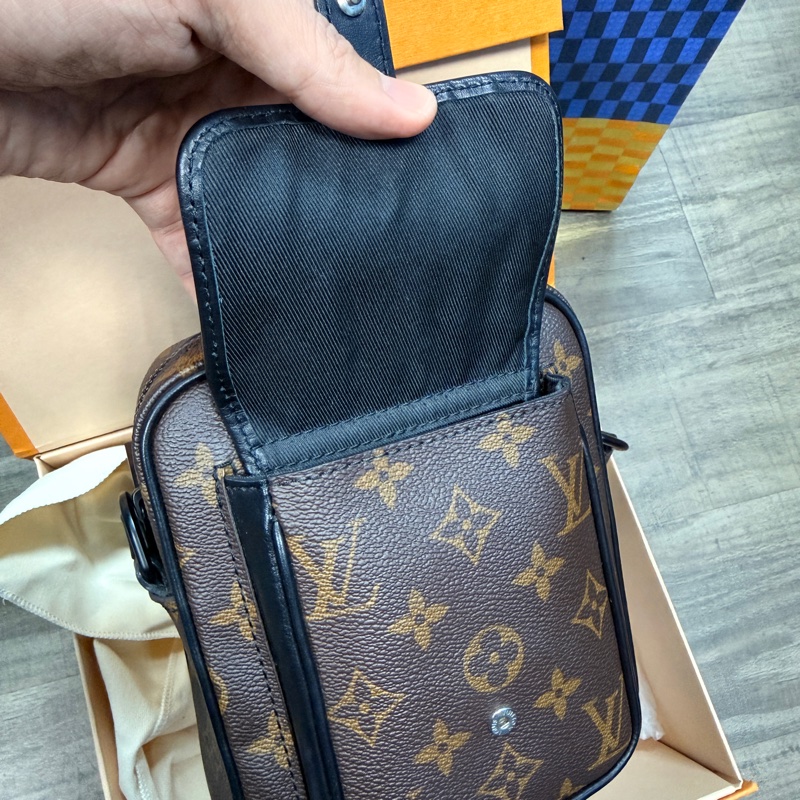 LV 男用老花小包（附盒子跟紙袋、防塵袋等）-7