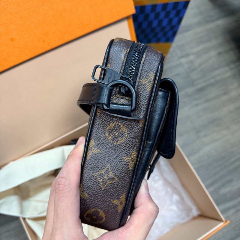 LV 男用老花小包（附盒子跟紙袋、防塵袋等）-8