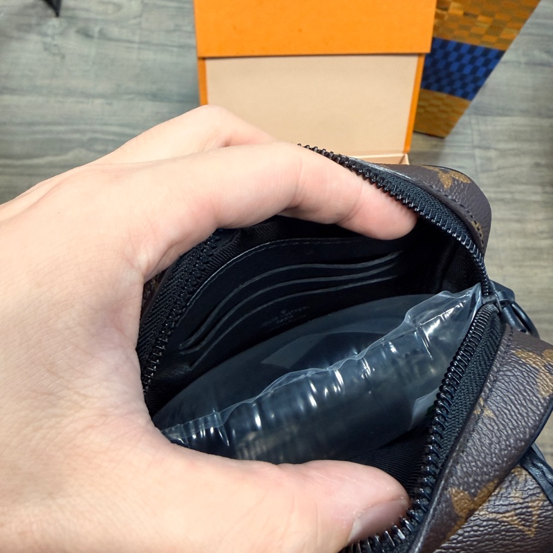 LV 男用老花小包（附盒子跟紙袋、防塵袋等）-11