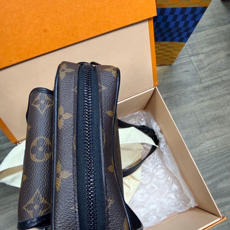 LV 男用老花小包（附盒子跟紙袋、防塵袋等）-12