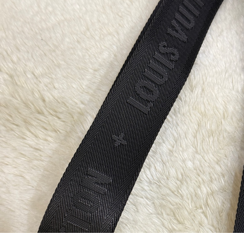 只賣到聖誕節🎄未使用99新✨超級好看的LV黑色斜背帶 Louis Vuitton新款背帶-14