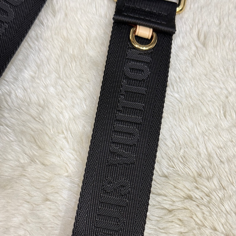 只賣到聖誕節🎄未使用99新✨超級好看的LV黑色斜背帶 Louis Vuitton新款背帶-16