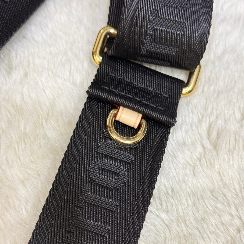 只賣到聖誕節🎄未使用99新✨超級好看的LV黑色斜背帶 Louis Vuitton新款背帶-17