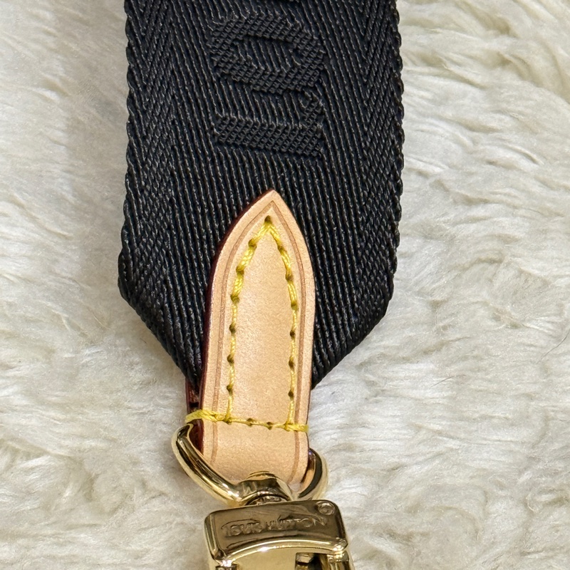 只賣到聖誕節🎄未使用99新✨超級好看的LV黑色斜背帶 Louis Vuitton新款背帶-19
