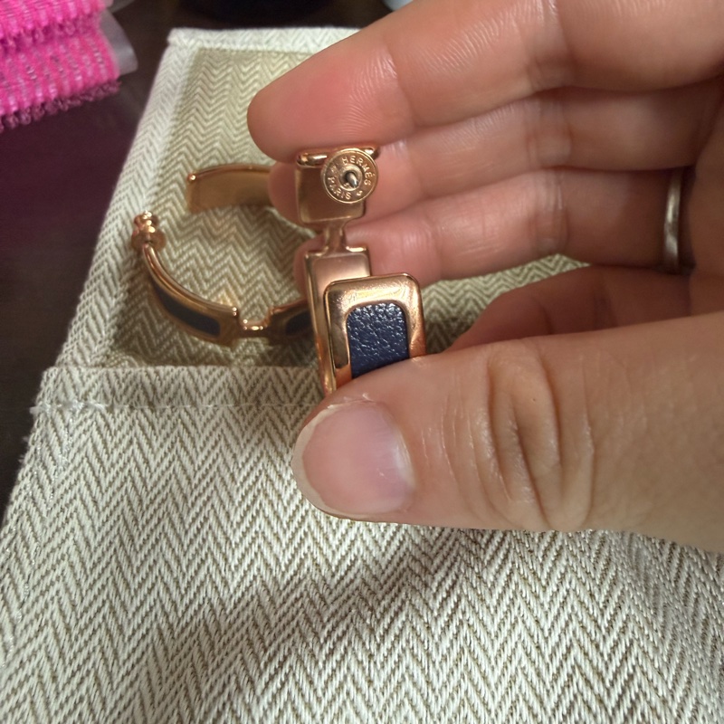 Hermès🇫🇷 愛馬仕 蹄狀大圈耳環 玫瑰金×深藍｜全新未拆膜-1