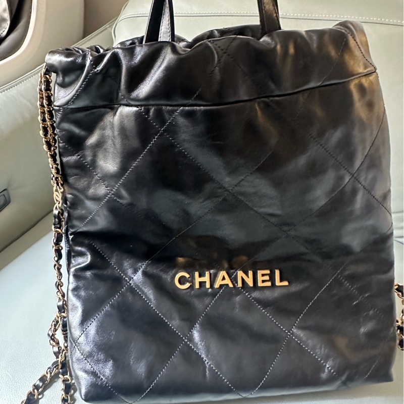CHANEL 22bag 亮面小牛皮與金色金屬 後背包-0