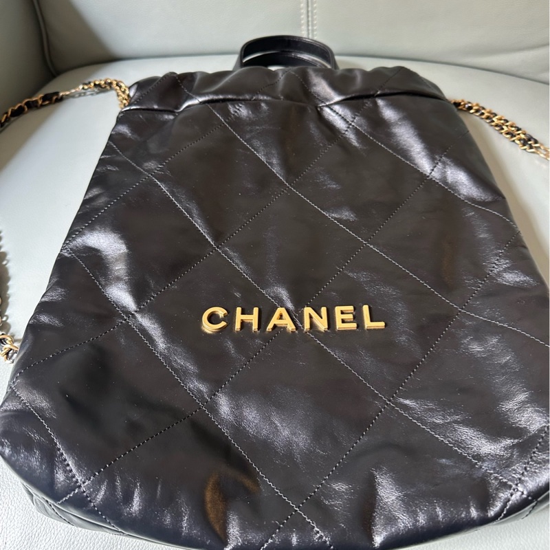 CHANEL 22bag 亮面小牛皮與金色金屬 後背包-7
