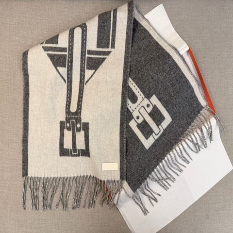 Hermes 愛馬仕 Casaque Les Sangles圍巾 灰/白雙面可用（聖誕禮物/男女可用）