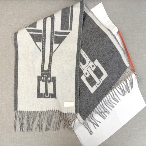 Hermes 愛馬仕 Casaque Les Sangles圍巾 灰/白雙面可用（聖誕禮物/男女可用）