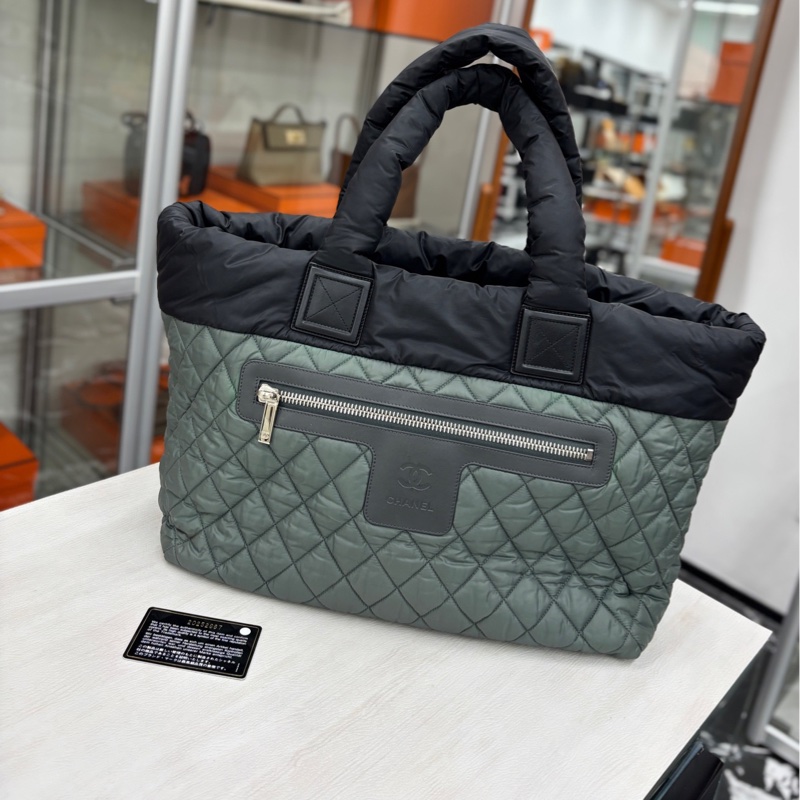Chanel 黑/灰羽絨手提包 鐳射20開 尺寸約37-51*28 附件身份卡。-0