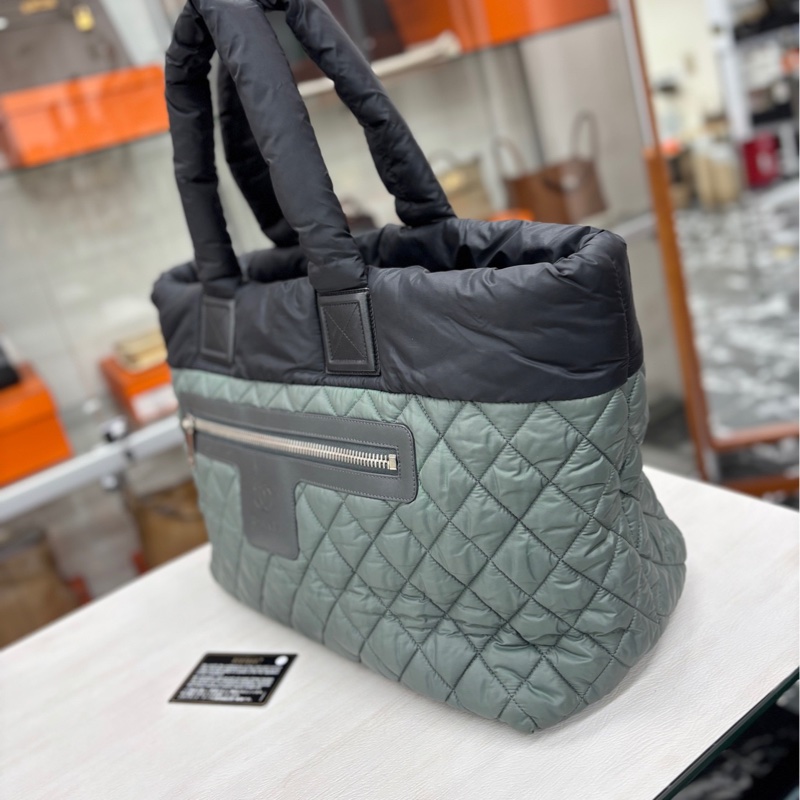 Chanel 黑/灰羽絨手提包 鐳射20開 尺寸約37-51*28 附件身份卡。-2