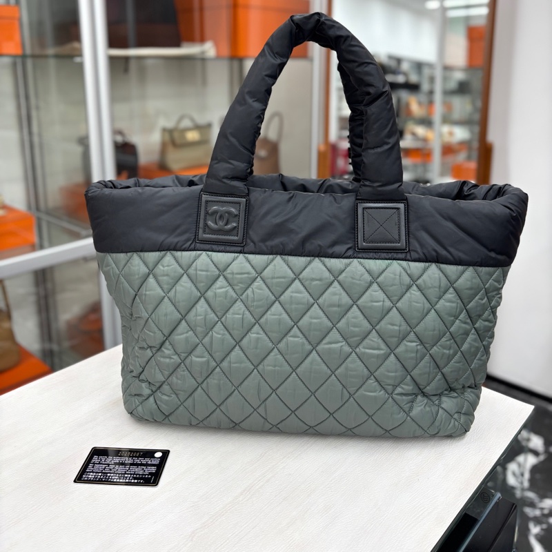 Chanel 黑/灰羽絨手提包 鐳射20開 尺寸約37-51*28 附件身份卡。-3