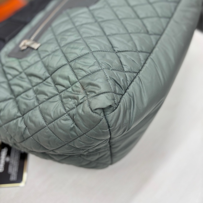 Chanel 黑/灰羽絨手提包 鐳射20開 尺寸約37-51*28 附件身份卡。-4