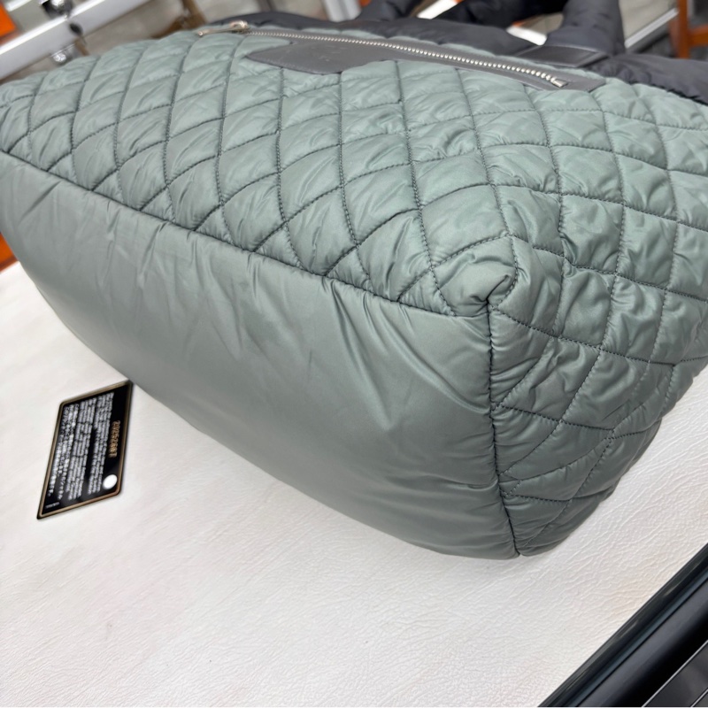 Chanel 黑/灰羽絨手提包 鐳射20開 尺寸約37-51*28 附件身份卡。-5