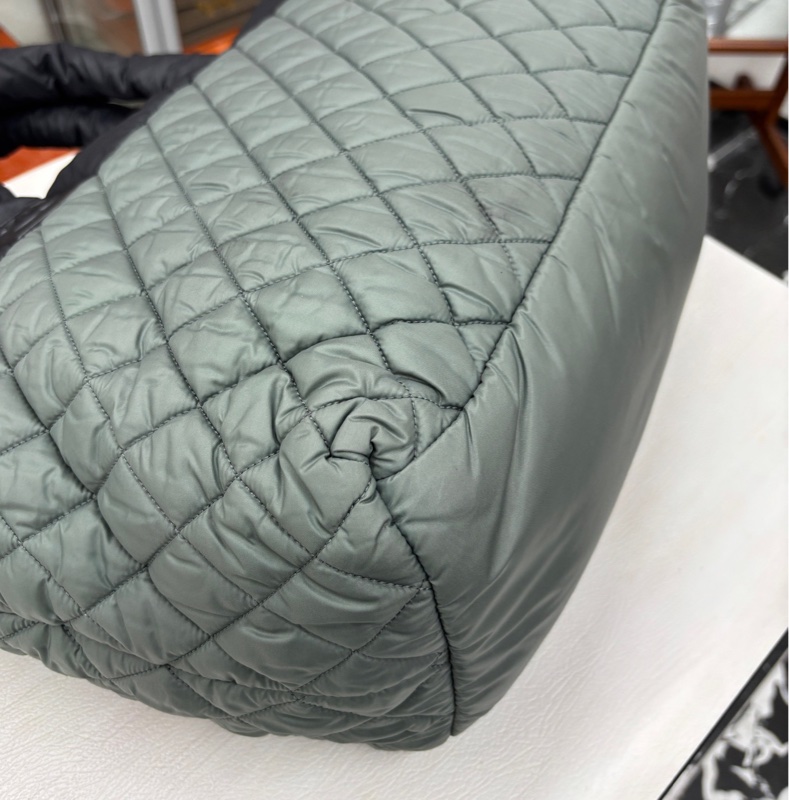 Chanel 黑/灰羽絨手提包 鐳射20開 尺寸約37-51*28 附件身份卡。-6