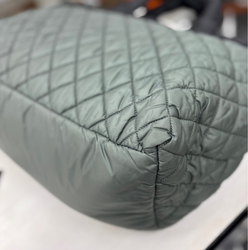 Chanel 黑/灰羽絨手提包 鐳射20開 尺寸約37-51*28 附件身份卡。-7