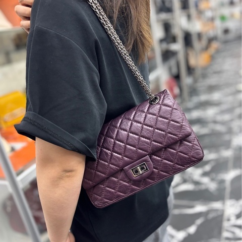 Chanel 深紫色 牛皮小號2.55 底長約24，鐳射16開 附件塵袋。