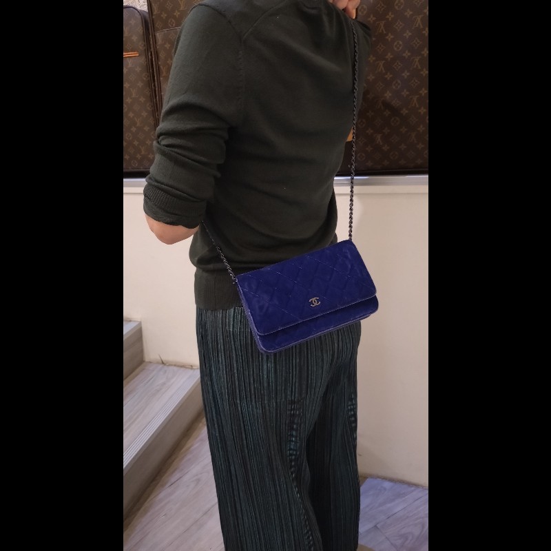 Chanel 黑鍊藍絨布鍊帶小包 WOC-2