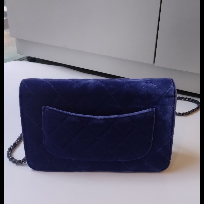 Chanel 黑鍊藍絨布鍊帶小包 WOC-6