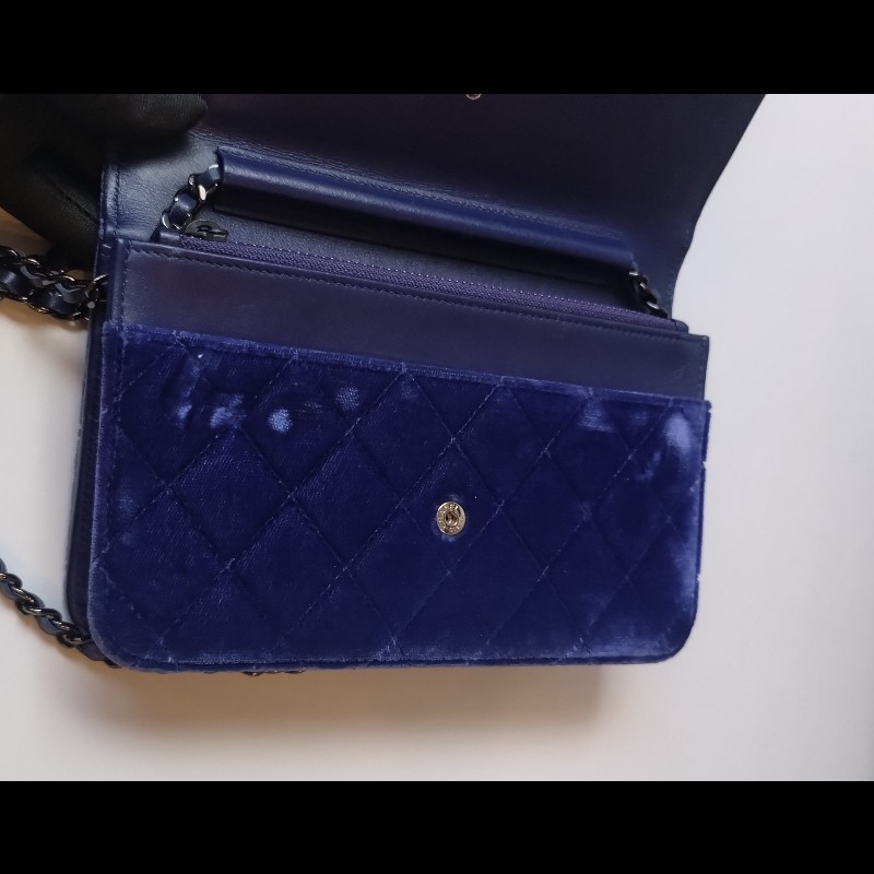 Chanel 黑鍊藍絨布鍊帶小包 WOC-12