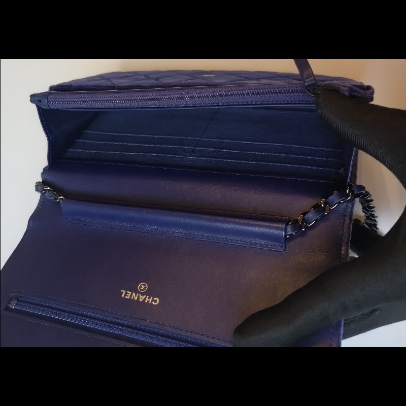 Chanel 黑鍊藍絨布鍊帶小包 WOC-16