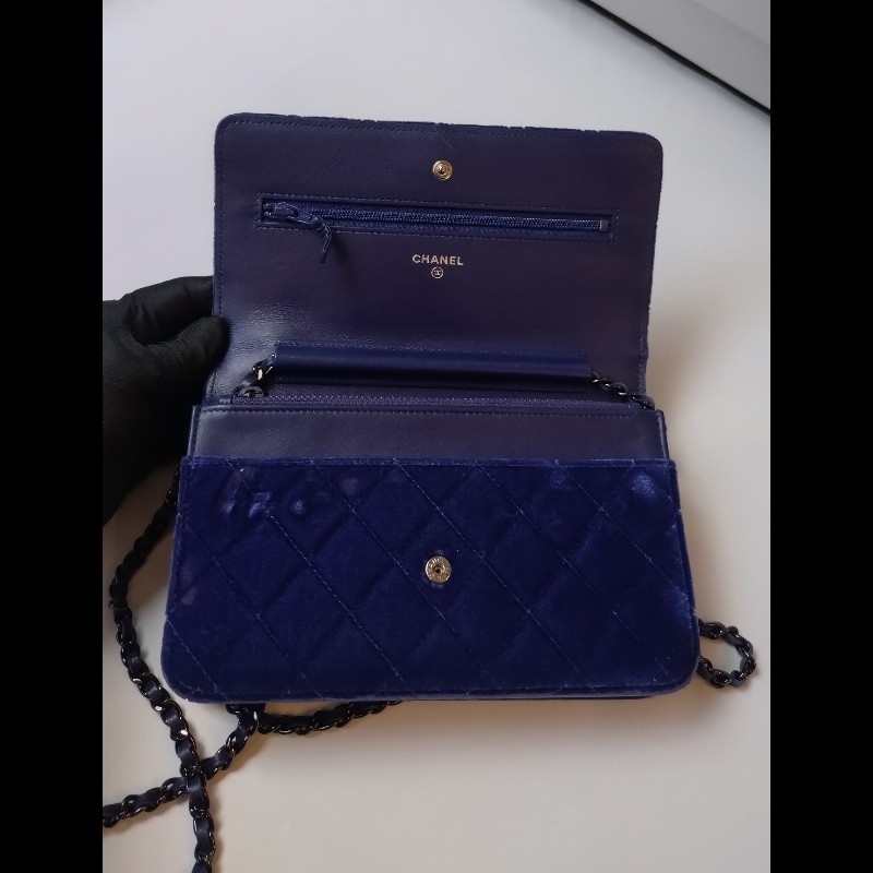 Chanel 黑鍊藍絨布鍊帶小包 WOC-22