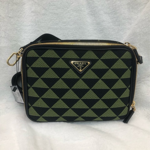 Prada 幾何圖形綠色布面相機包 斜孭 XC105