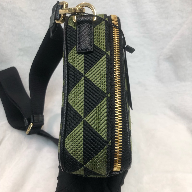 Prada 幾何圖形綠色布面相機包 斜孭 XC105-2