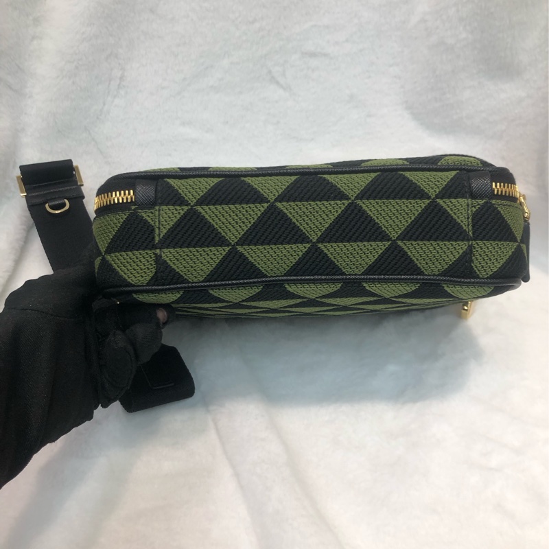 Prada 幾何圖形綠色布面相機包 斜孭 XC105-4