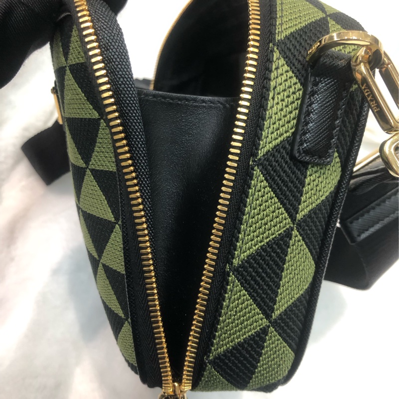 Prada 幾何圖形綠色布面相機包 斜孭 XC105-13