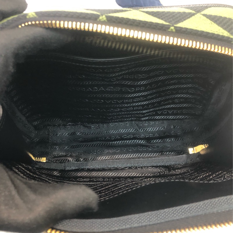 Prada 幾何圖形綠色布面相機包 斜孭 XC105-21