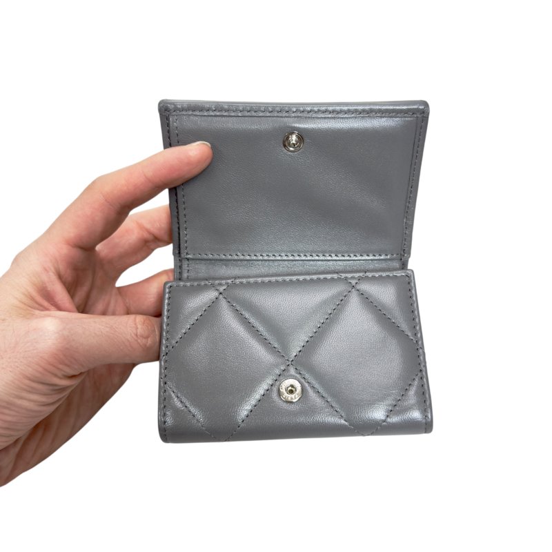 CHANEL 19 多摺 迷你銀包-22